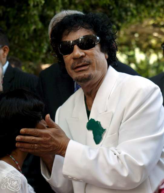 epa01430751 Libyan leader Muammar Gaddafi arrives for a meeting with 